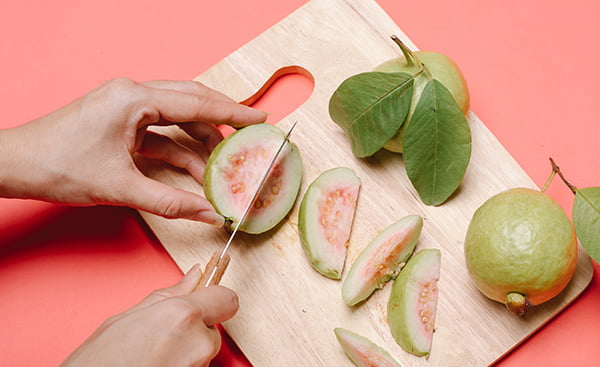 Slicing guava