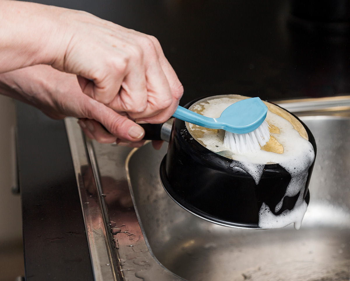 How To Clean A Pan With Baking Soda