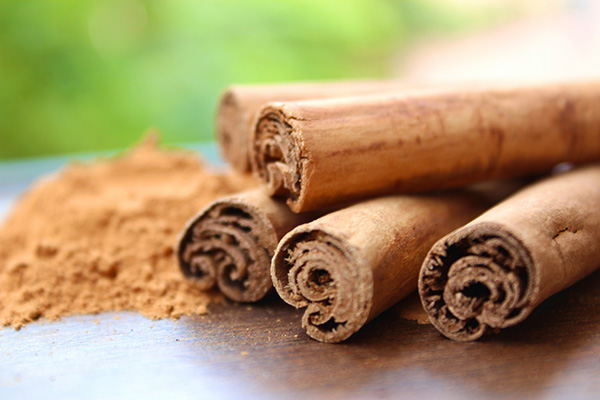 Cinnamon sticks and ground cinnamon on a wooden table