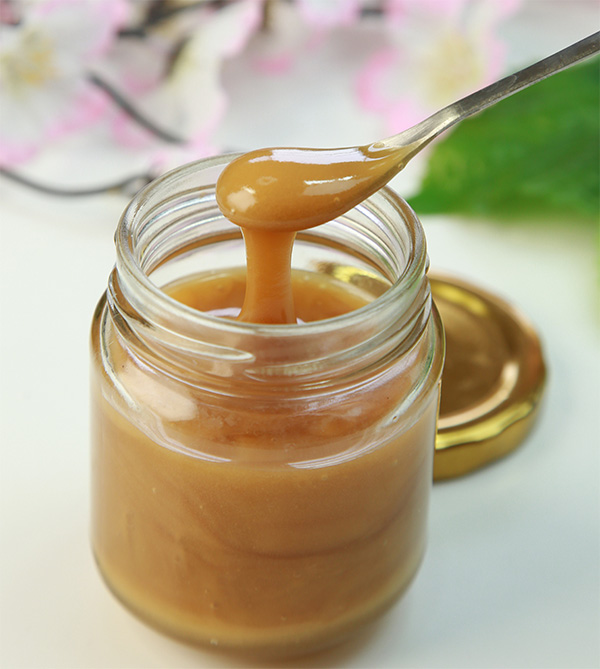 Manuka honey in a jar