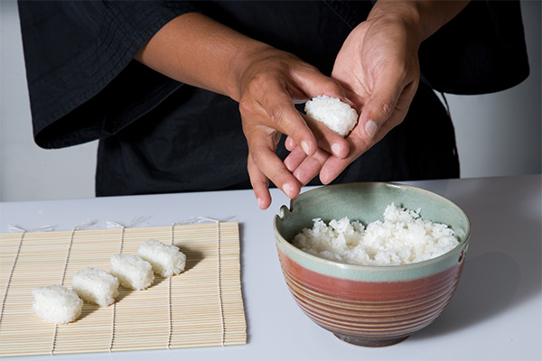 Shaping sushi rice